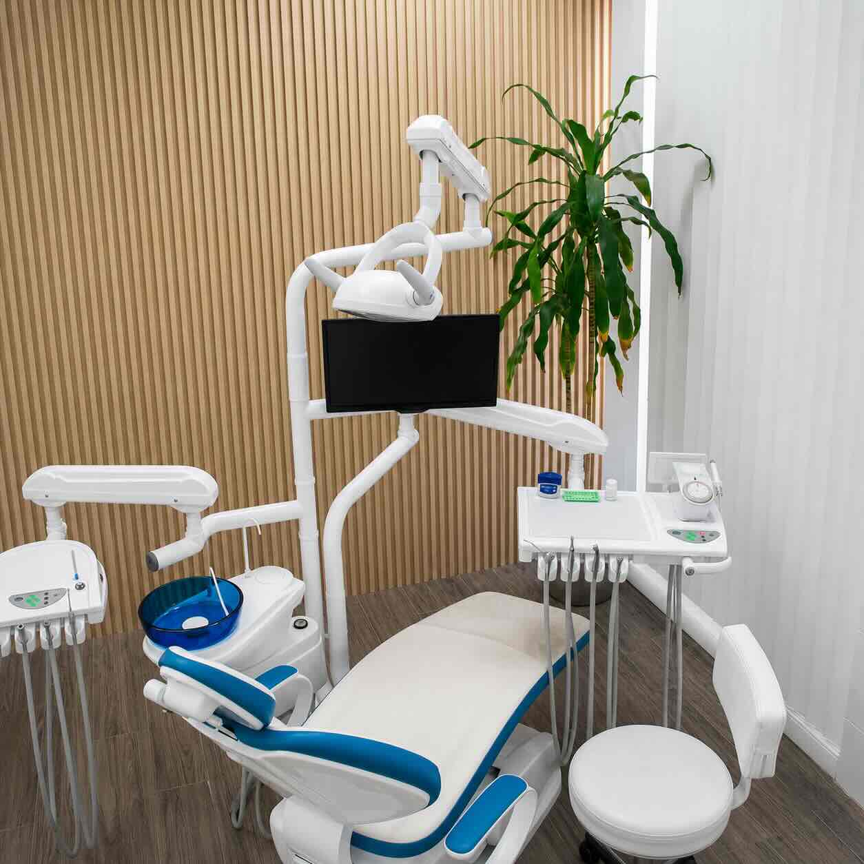 Equipo odontológico en consultorio dental en Cancun moderno, limpio y equipado