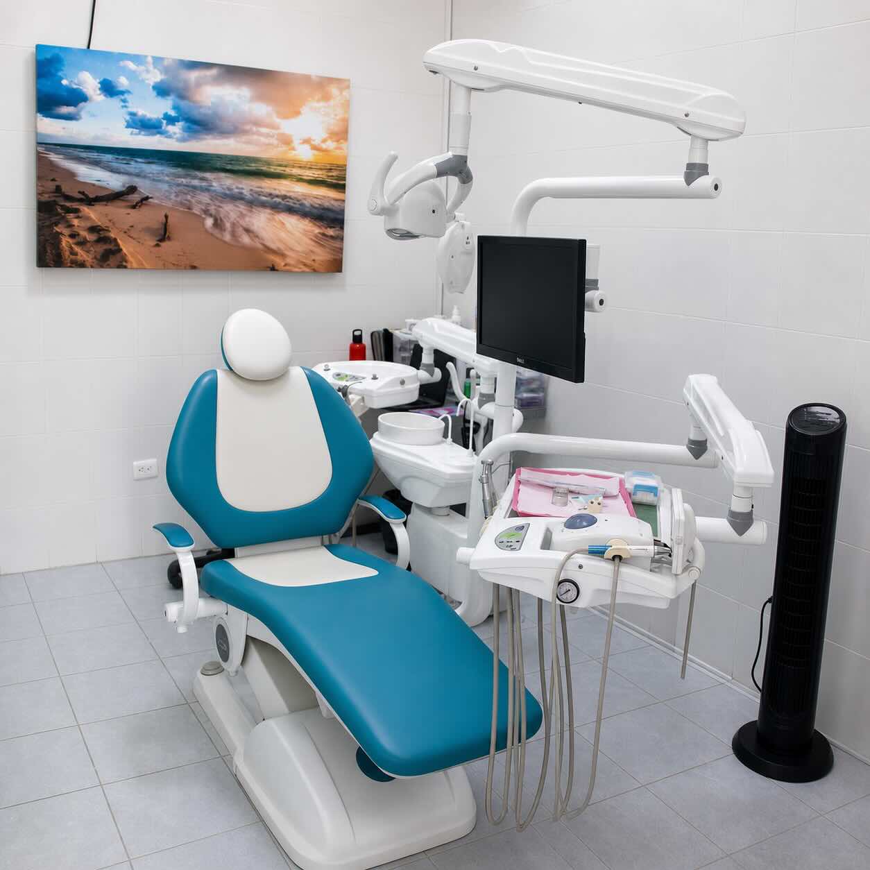 Sillón dental y equipo odontológico en las instalaciones de la clínica dental en Cancún